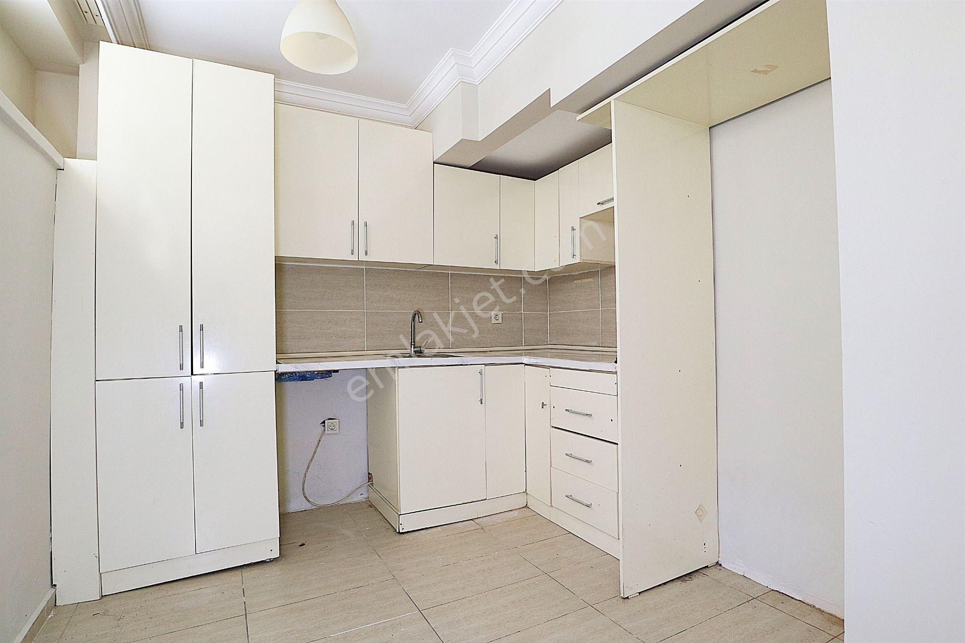 Simge Emlak Mithatpaşa Caddesine 10 Adım Bakımlı 2+1 Daire - Görsel 4