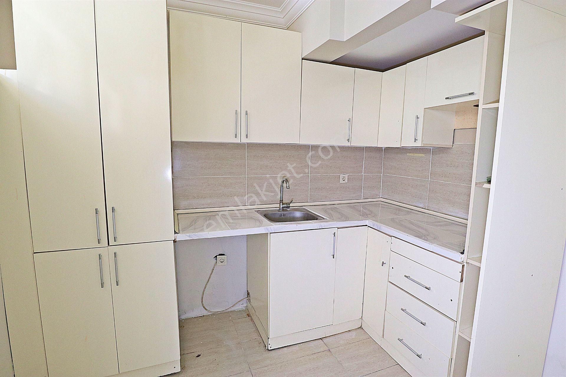 Simge Emlak Mithatpaşa Caddesine 10 Adım Bakımlı 2+1 Daire - Görsel 5