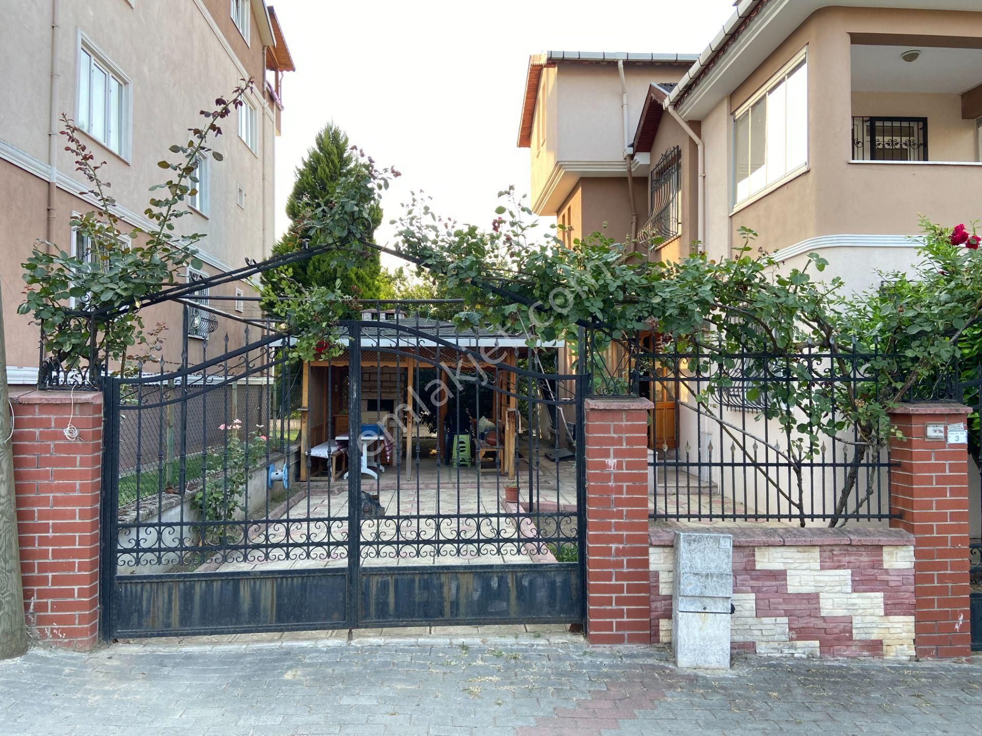 Değirmenderede Mükemmel Konumda Bahçeli Tripleks Villa (bodrum Katı+otopark+çardak)