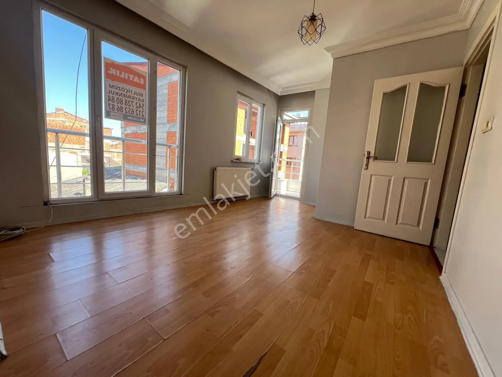 Yenibosnada Zafer Mahallesinde Satılık Daire Ara Kat 2+1 Boş