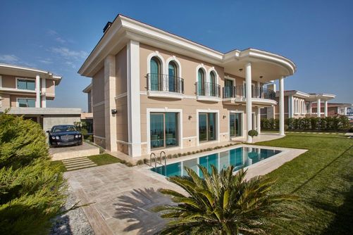 Luxury beachfront villa in the area of ​​Beylikduzu 