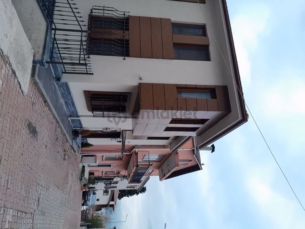 İzmit Hacihasan Mahallesi Nde Müstakil 3 Katlı Ev