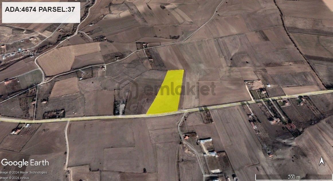 Yusuflar Mahallesinde Ziraat Caddesi Üzerinde Satılık Tarla