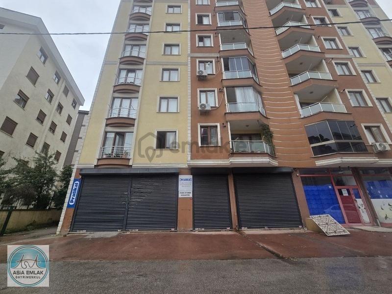 Asia'dan Merkezi Konumda Kiralık Dükkan - 4