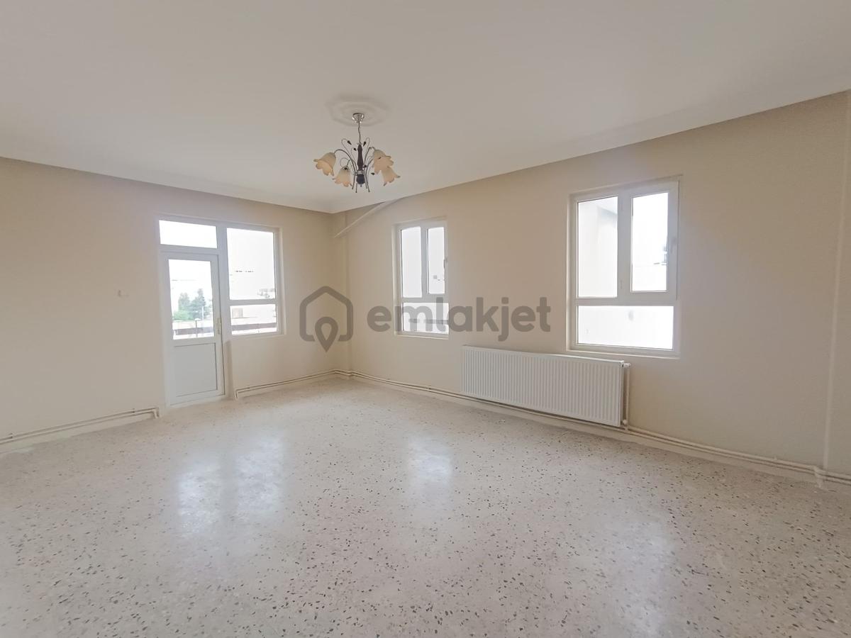 Babacandan Çulcuoğlu Arkası Doğalgazlı 3+1 Satılık Daire