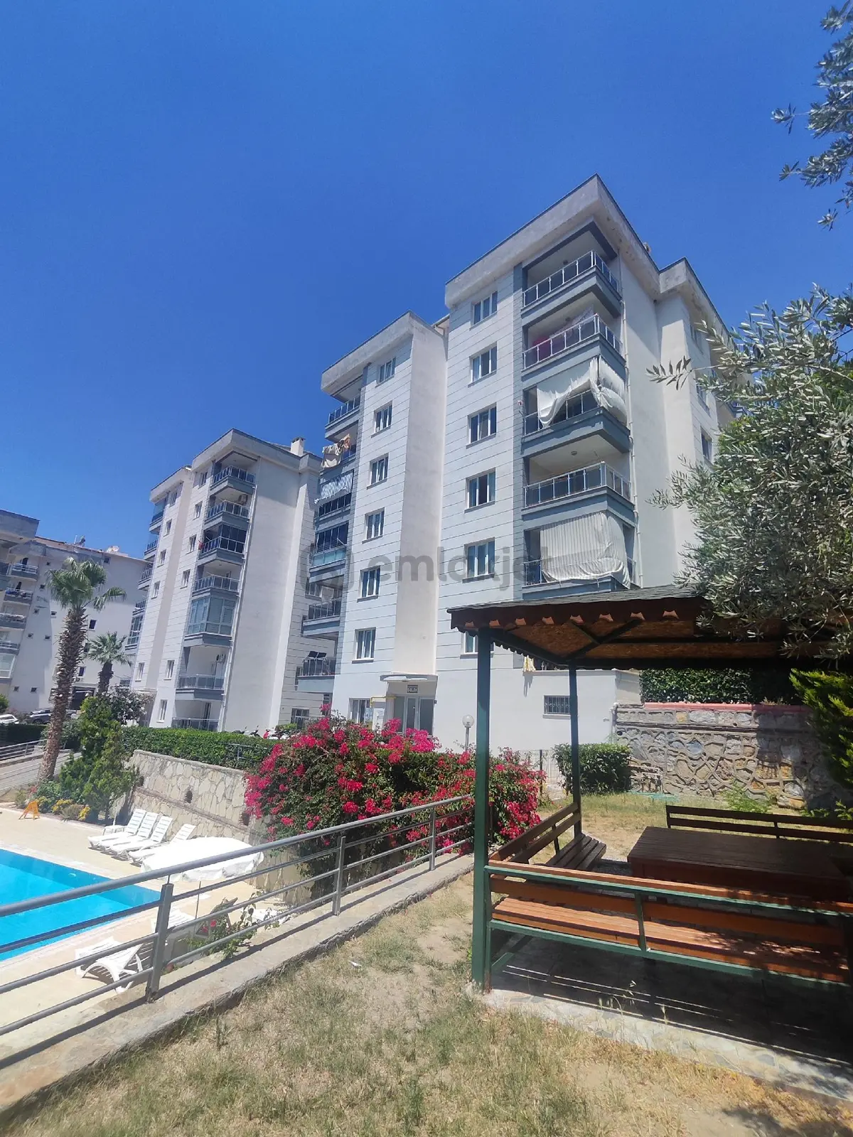 Acil Satılık Havuzlu Lüks Daire - 19