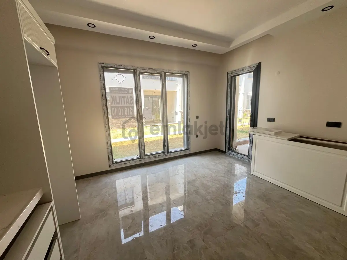 Güre Çamlıbelde Bahçe Kullanımlı Havuzlu Satılık 1+1 Daire - 12