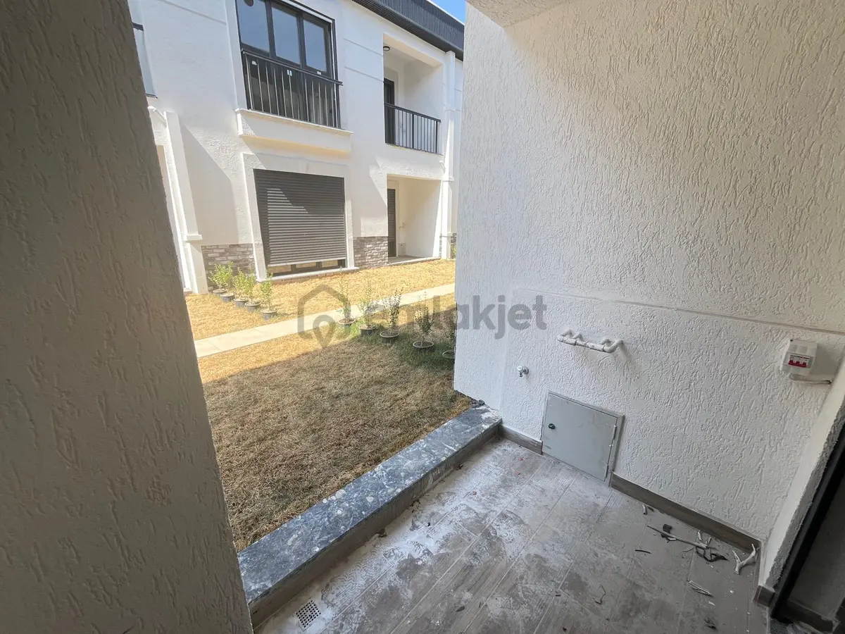 Güre Çamlıbelde Bahçe Kullanımlı Havuzlu Satılık 1+1 Daire