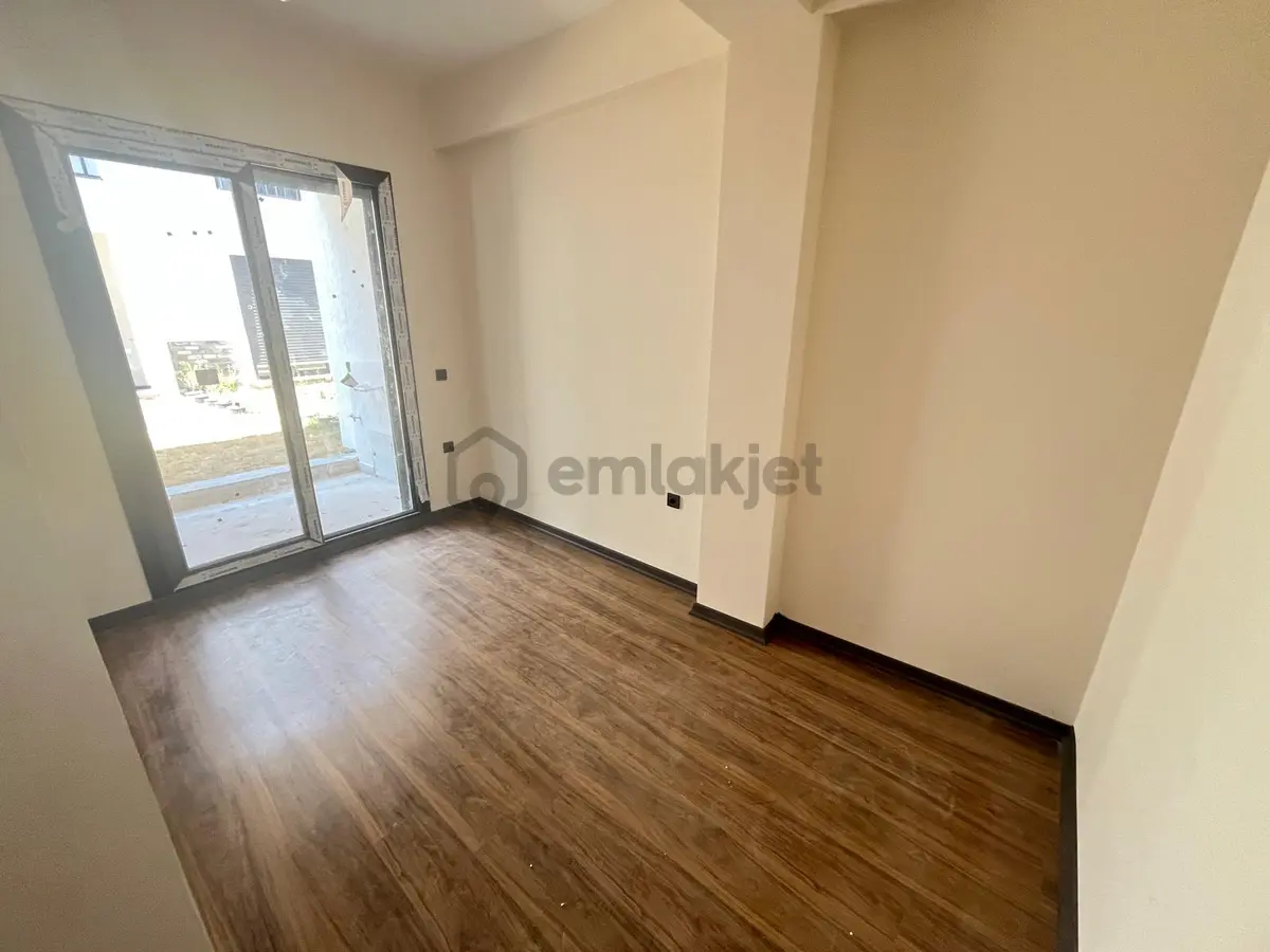 Güre Çamlıbelde Bahçe Kullanımlı Havuzlu Satılık 1+1 Daire - 19
