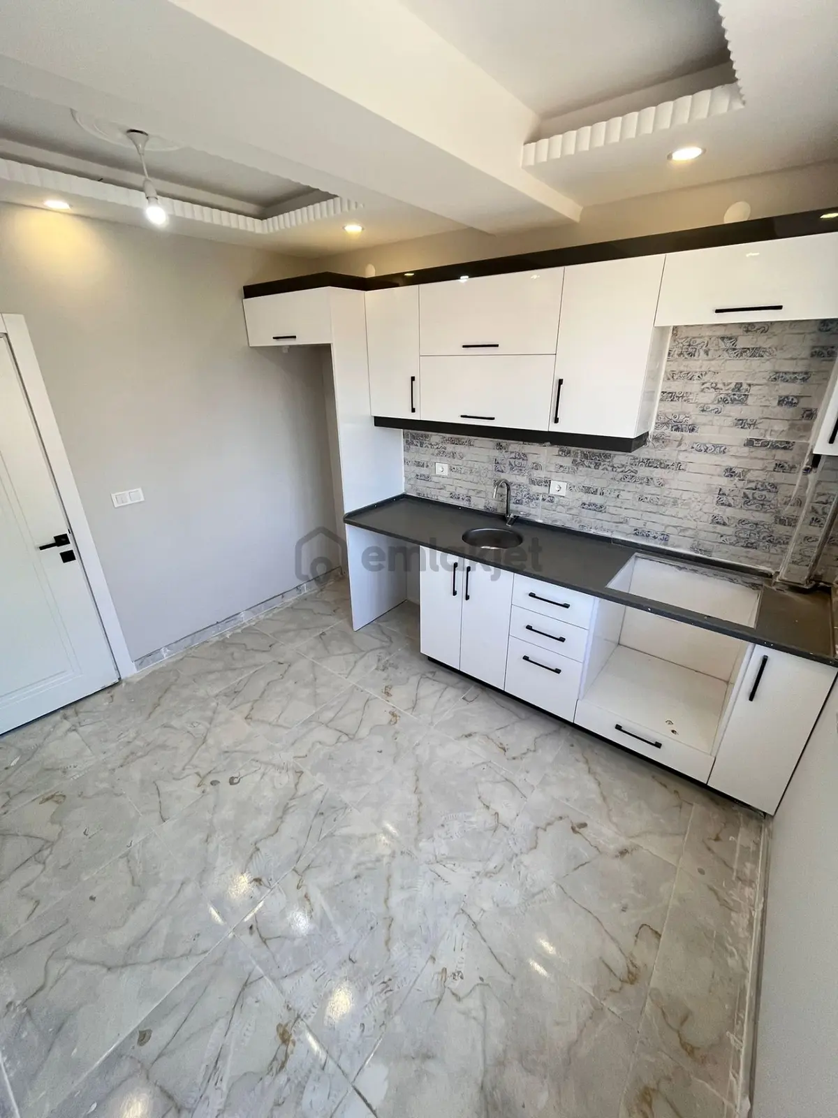 Hatip'te 2+1 Sıfır İskanlı Ara Kat Satılık Ebeveyn Banyolu Daire - 8
