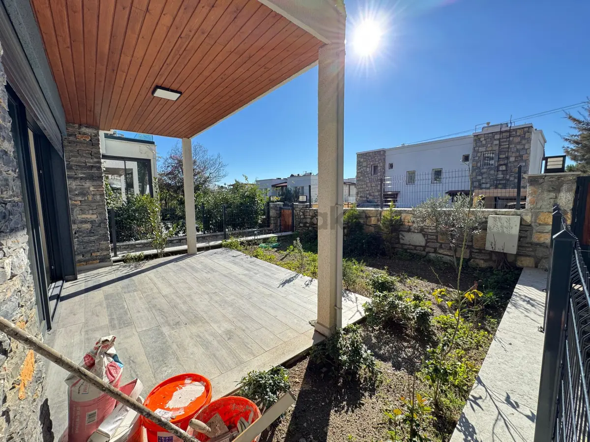 Bodrum Konacık'ta Satılık Bahçe Ve Üst Kat 2+1 Daire