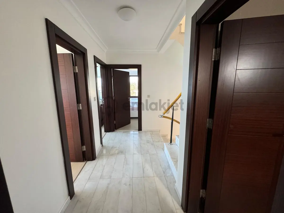 Alandere Mahallesinde Denize Sıfır 4+1 Villa - 15