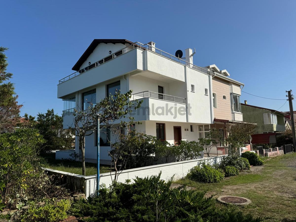 Alandere Mahallesinde Denize Sıfır 4+1 Villa