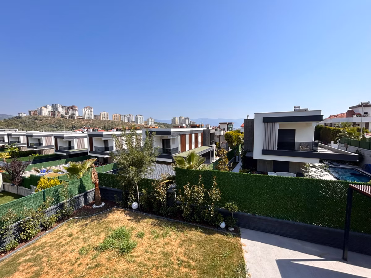 Kuşadası Merkezde Doğalgazlı 4+1 Müstakil Villa - 23