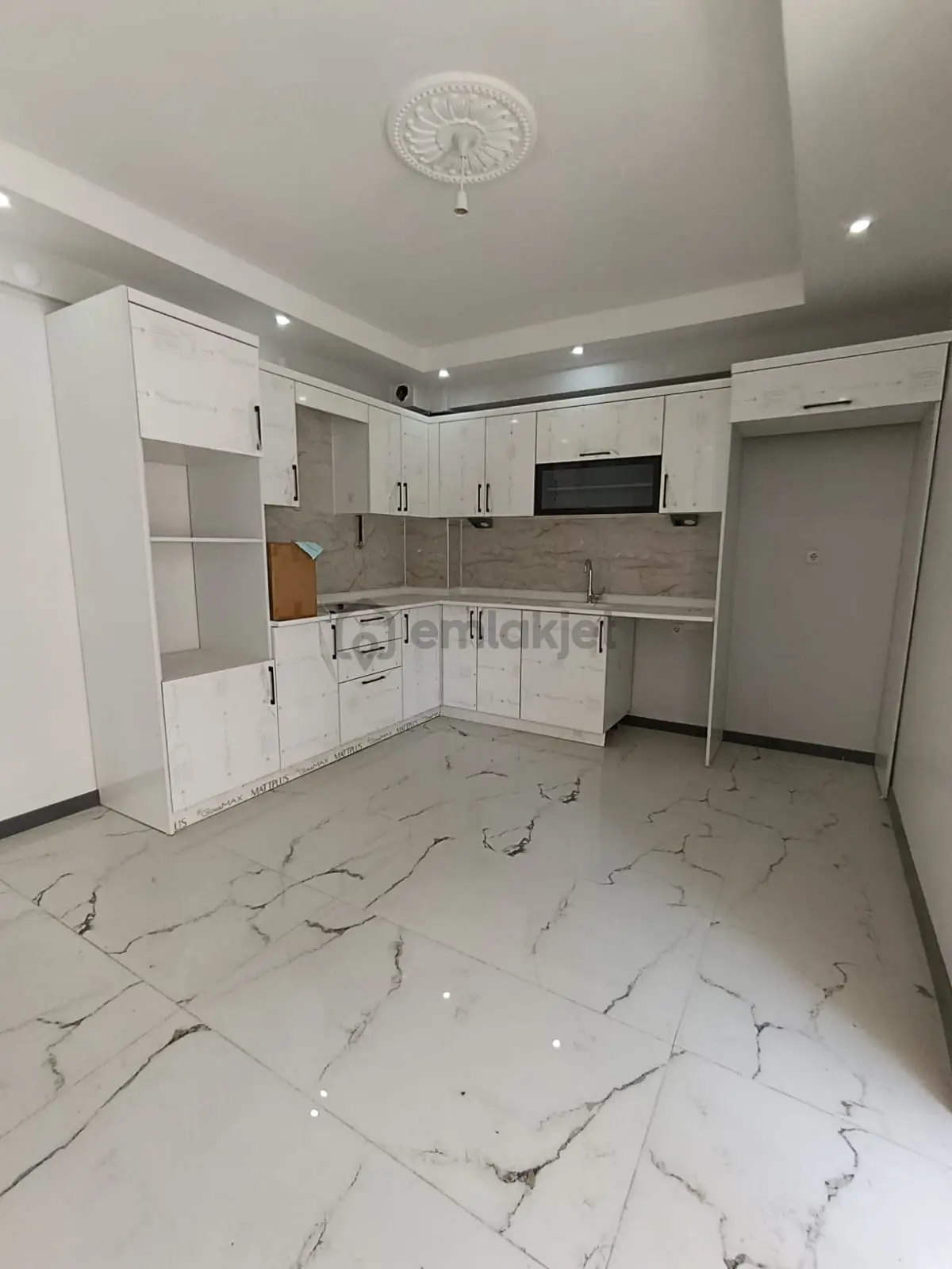 Çamlıca Karanfillerde Özel Garajlı 3+1 Satılık Daire