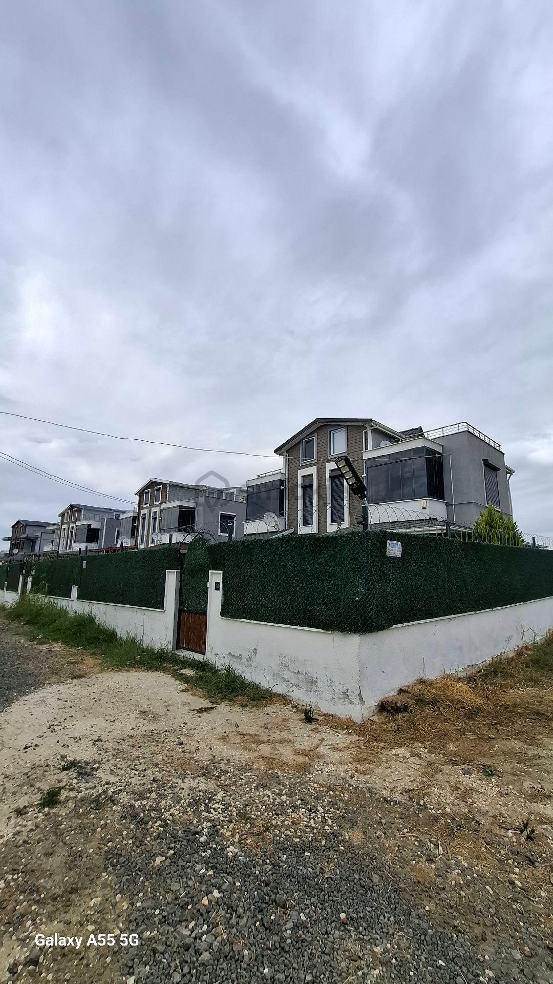 Emlak Konutları Üstünde 241 M2 Arsa - 3