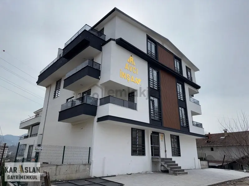 Başiskele Yeşilyurt'ta Satılık 2+1 Arakat Daire