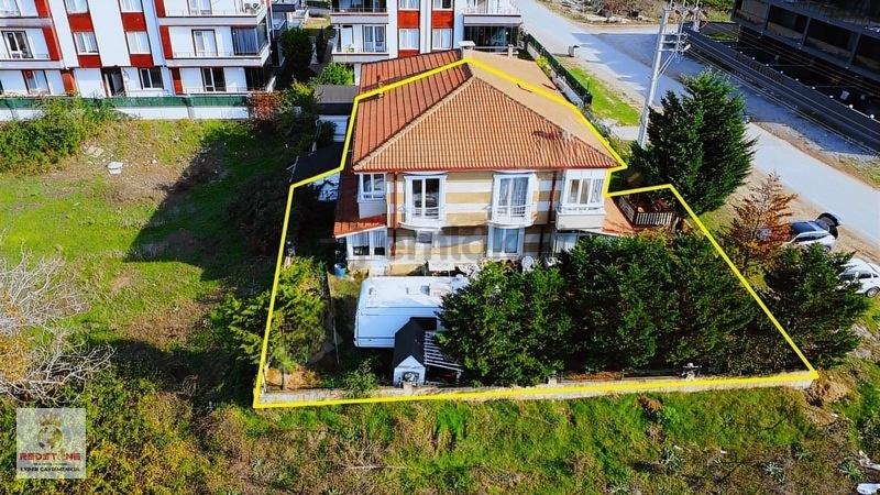 Karasu'da Cadde Üzerinde 324m2 Arsa Payına Sahip 3+1 Villa