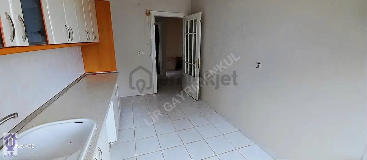 Lir Den Omurtak Caddesi Üzerin De Satılık 3+1 Daire - 22