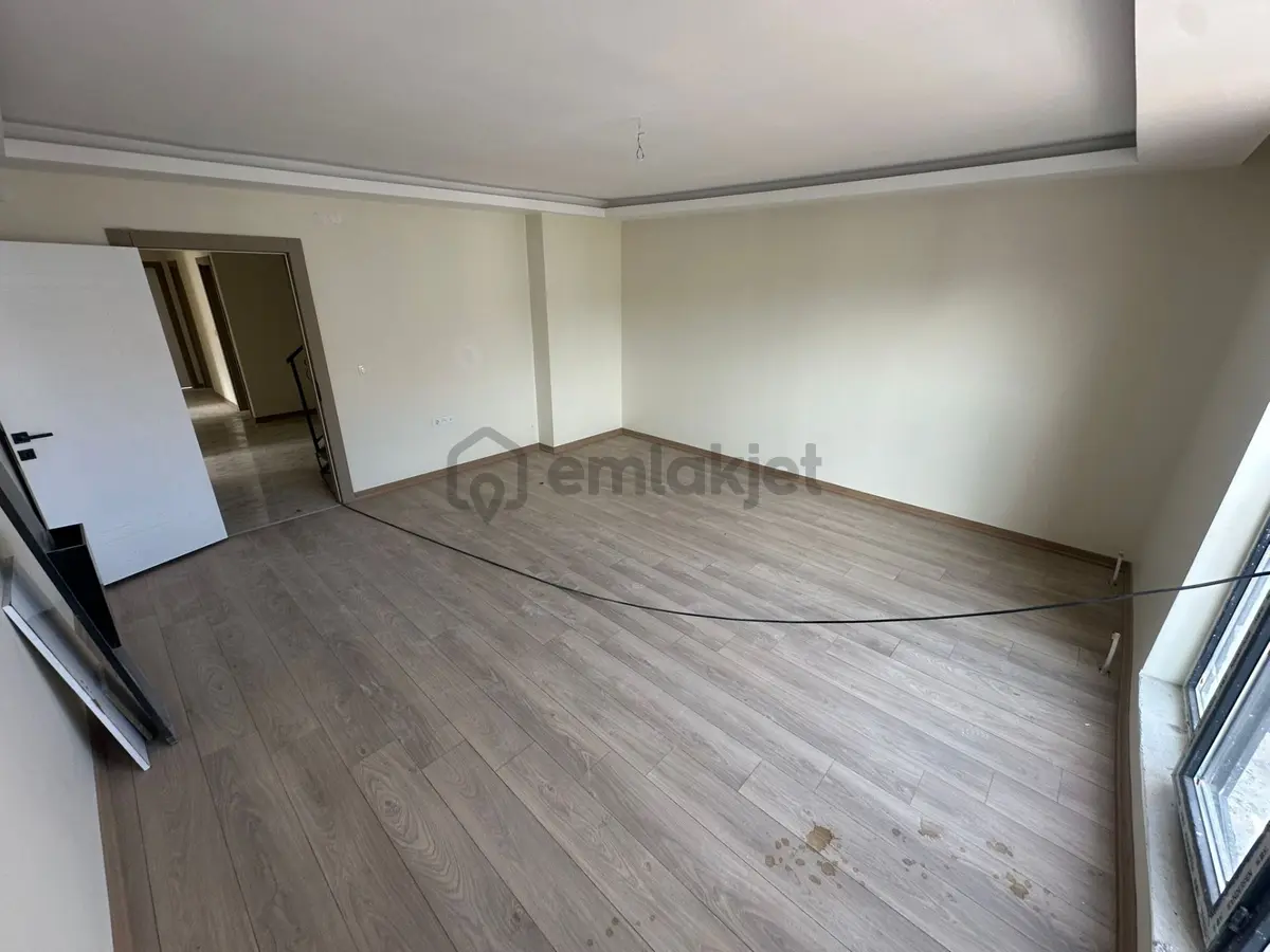 Cadde Üzeri Çift 6+2 Full Yapılı Fırsat Daire - 21