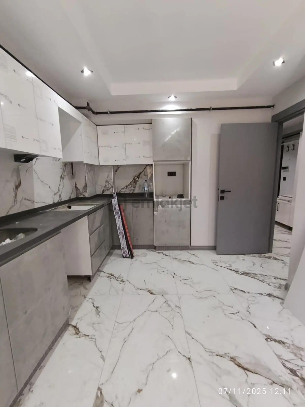 Çamlıca Mahallesinde Satılık 3+1 Daire