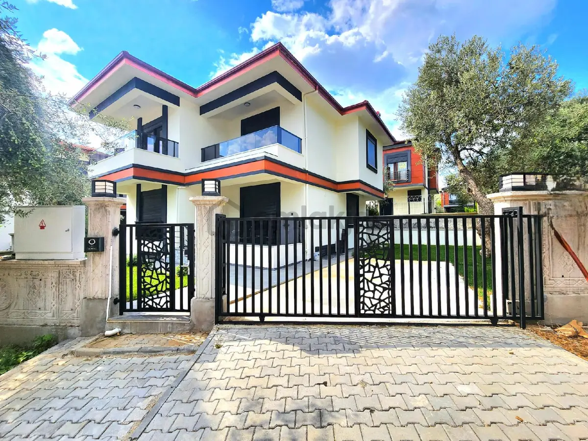 ▶ ▶ Akçay Körfez'den 350 M2 Arsa İçinde Geniş Bahçeli 7+1 Bağımsız Tek Müstakil - 2