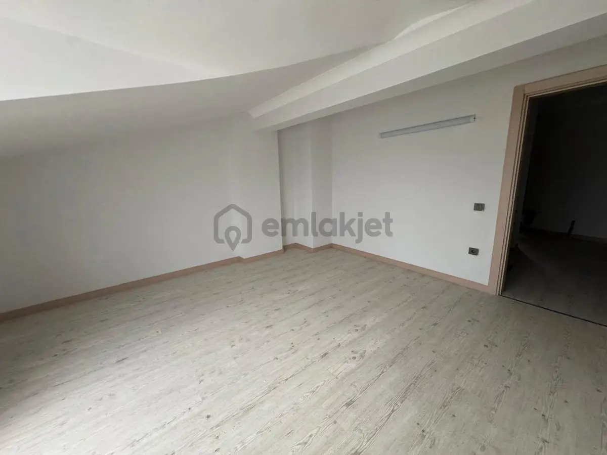 Edremitte 4+1 Geniş Manzaralı Oturuma Hazır Satılık Daire - 22