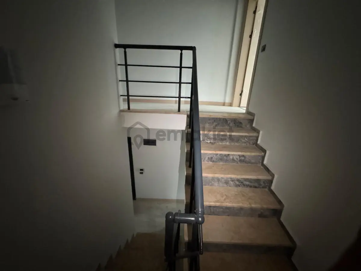 Edremitte 4+1 Geniş Manzaralı Oturuma Hazır Satılık Daire - 24