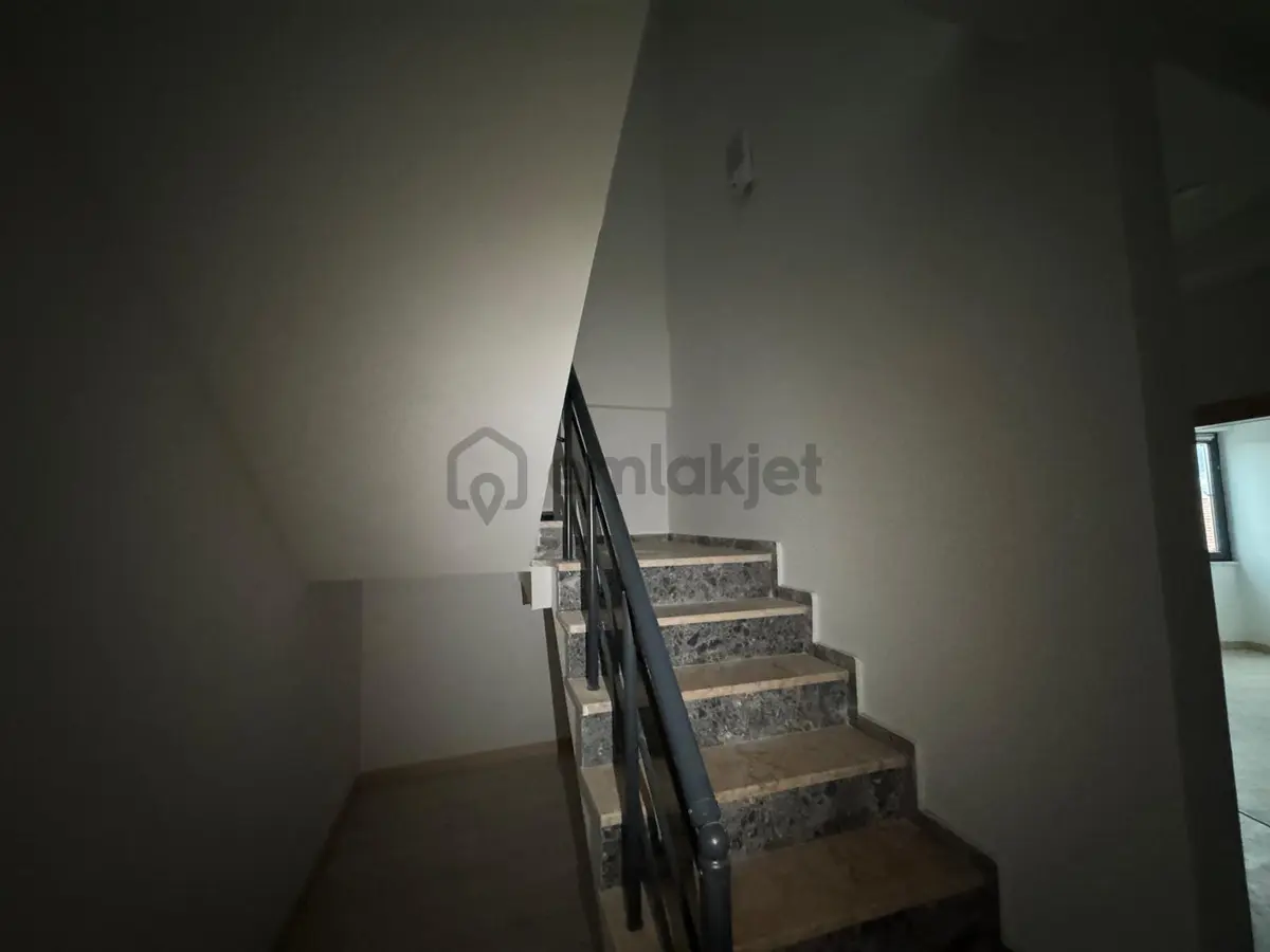 Edremitte 4+1 Geniş Manzaralı Oturuma Hazır Satılık Daire - 28