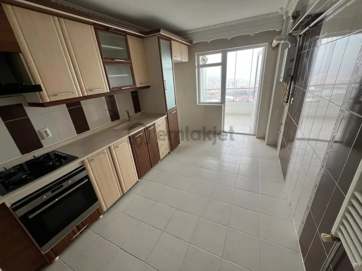 Atapark'ta Manzaralı Teras Balkonlu 6+1 Dubleks Daire