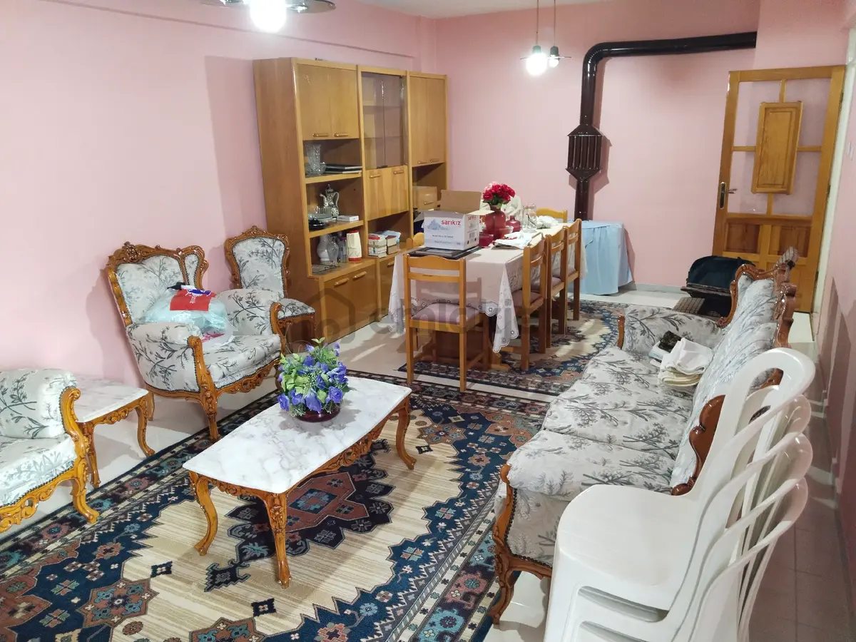 Bergama Bahçelievler Mah Kapalı Mutfak Ara Kat 3+1 Geniş Daire Satılık