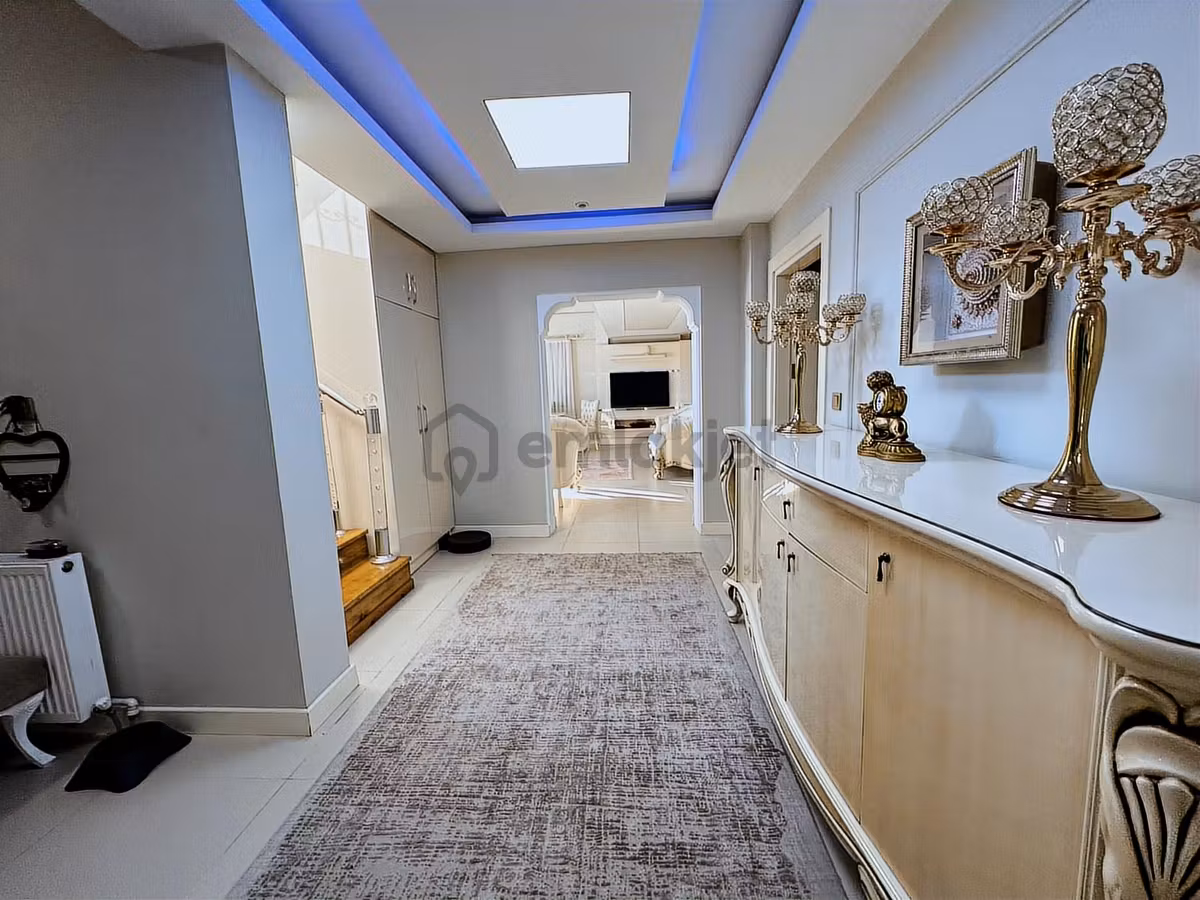 Yeni Rotadan Şehir Merkezinde Havuzlu Villa - 13