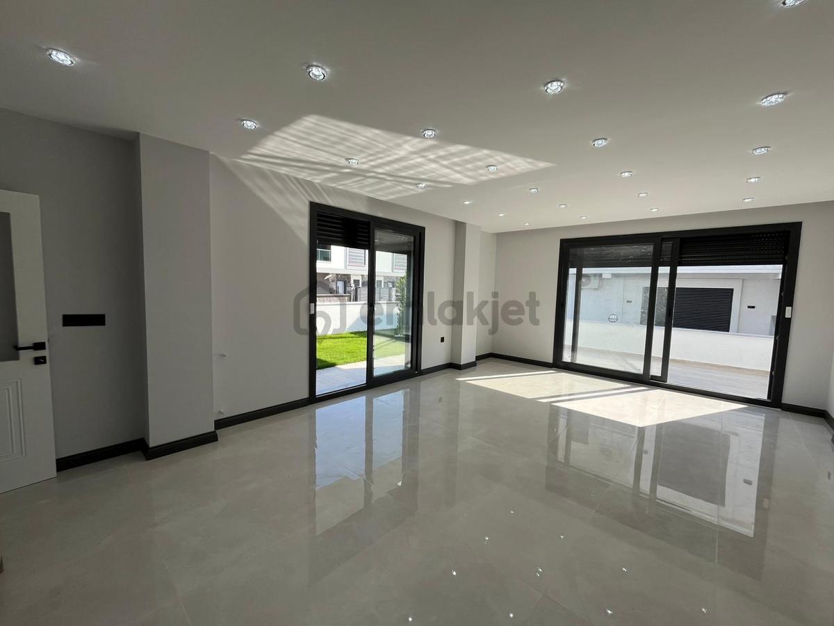 Didim Merkezde Ön Cephe, Otoparklı 3+1 Villa - 5
