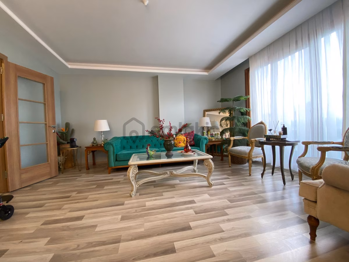 Altıntepede 5 Yıllık Binada Minibüse 1 Dk Geniş M2 3+1 - 6