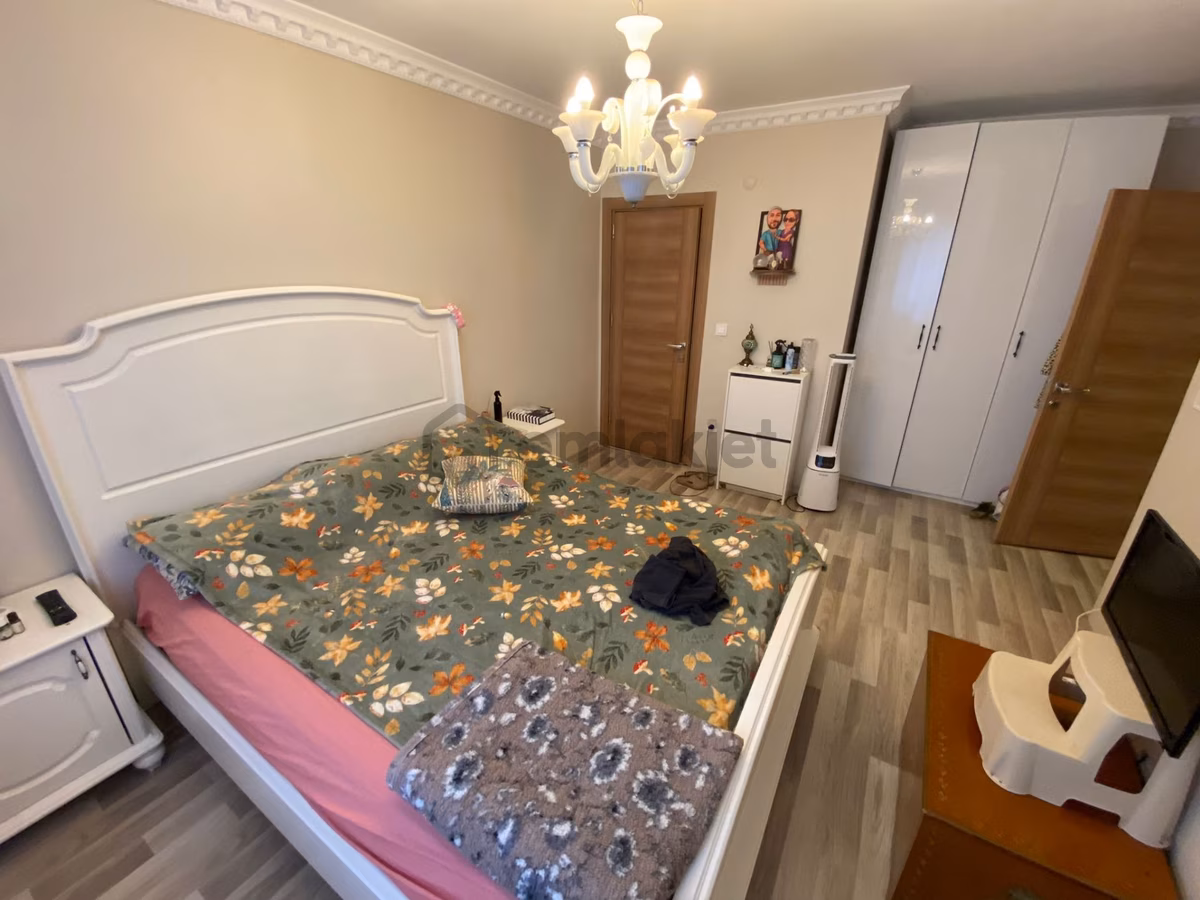Altıntepede 5 Yıllık Binada Minibüse 1 Dk Geniş M2 3+1 - 15