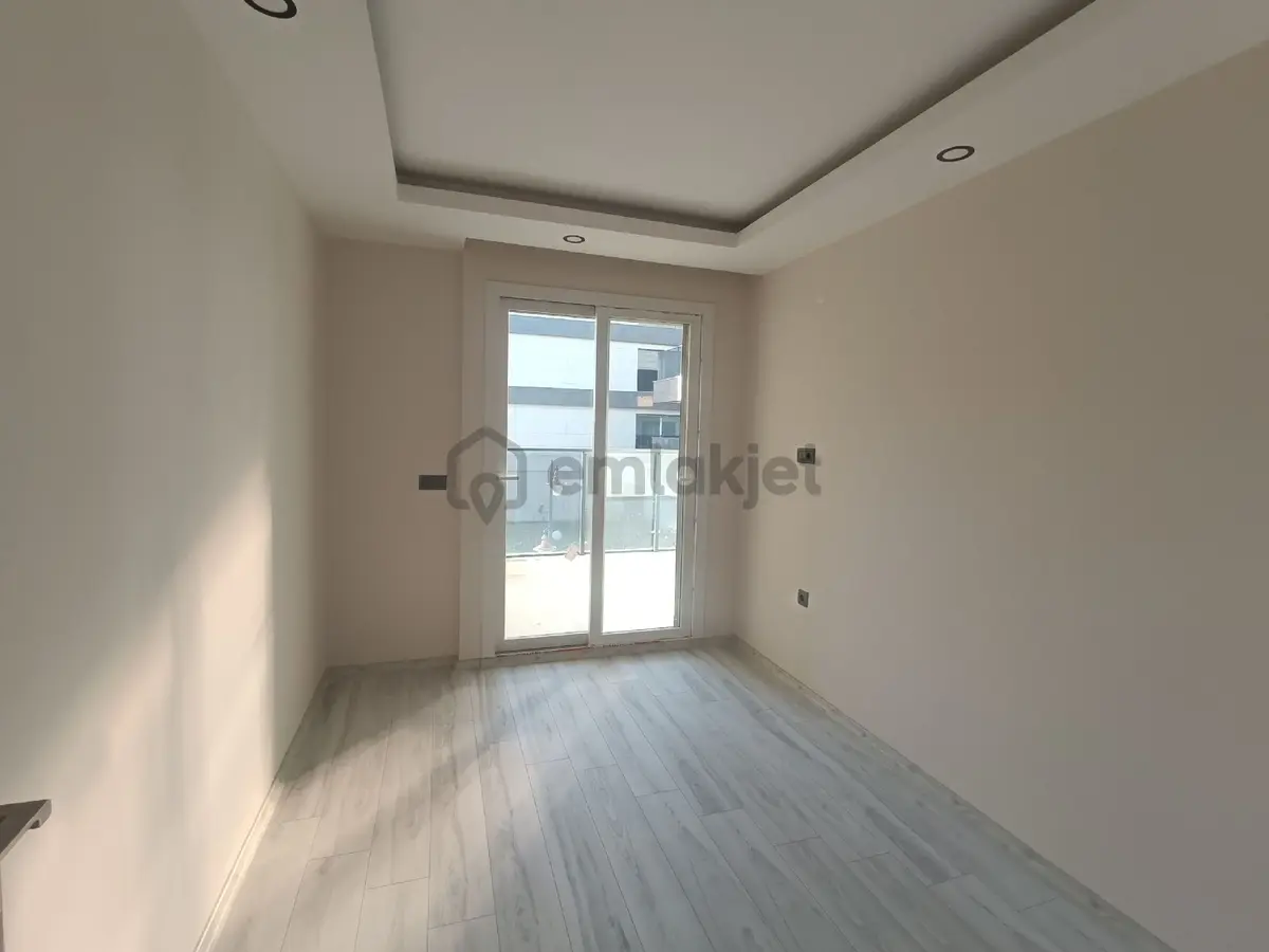 Kuşadası Merkezde Satılık Arakat 3+1 Daire - 9