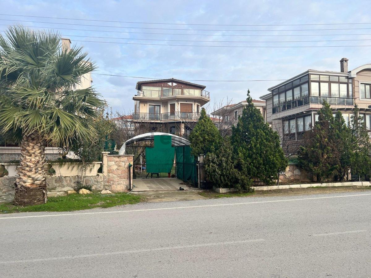 Ayvalikta Satilik Mukemmel Tripleks Villa - 35