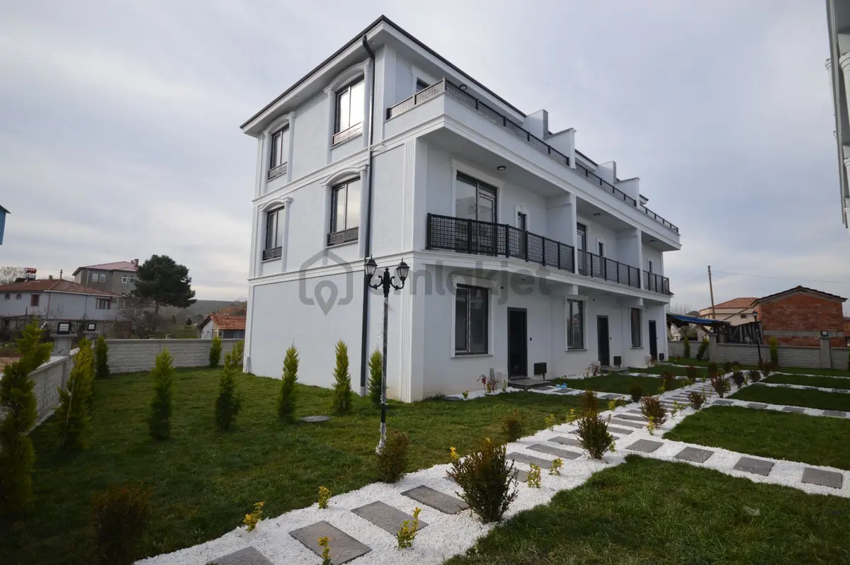 Karasu'da Ferah Plan Konforlu Yaşamda Satılık 3+1 Villa