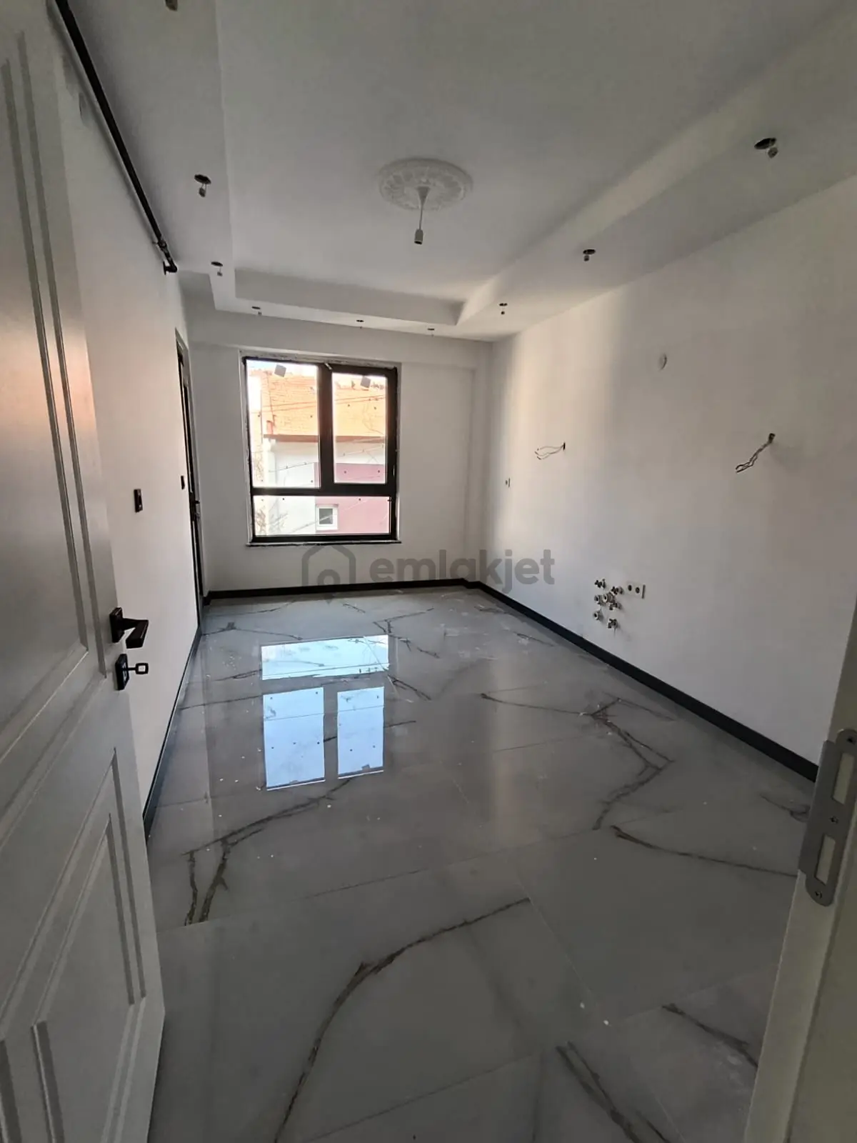 Ömür Mahallesinde 3+1 Sıfır Daire