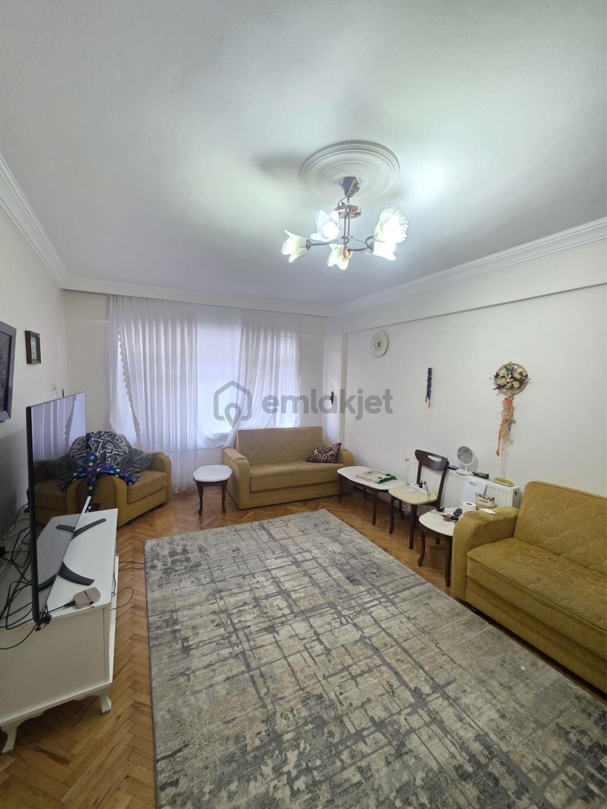 Saadet Caddesinde İci Temiz Satılık Daire - 12