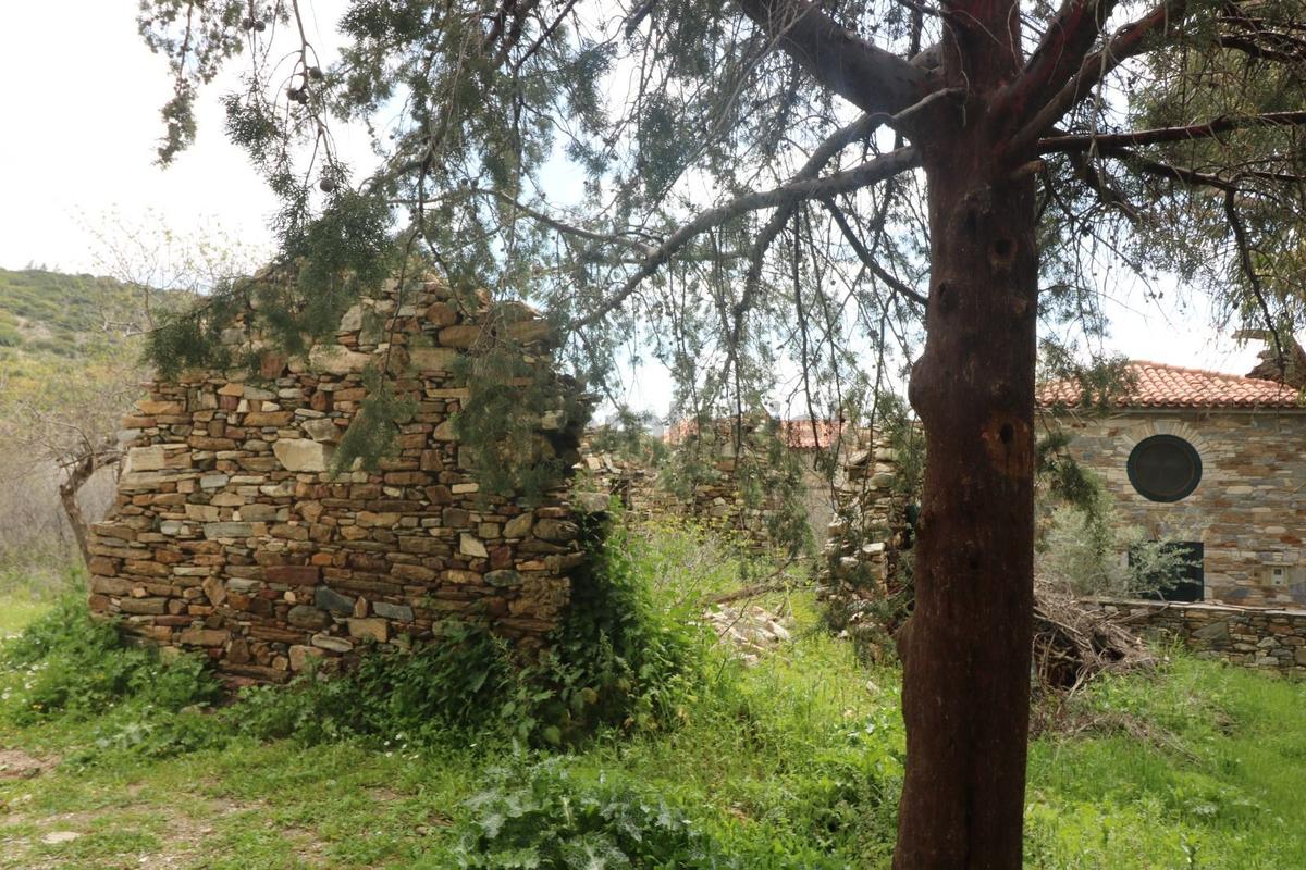 Eski Doğanbey'de, İçinde Yıkık Ev Bulunan Arsa - 31