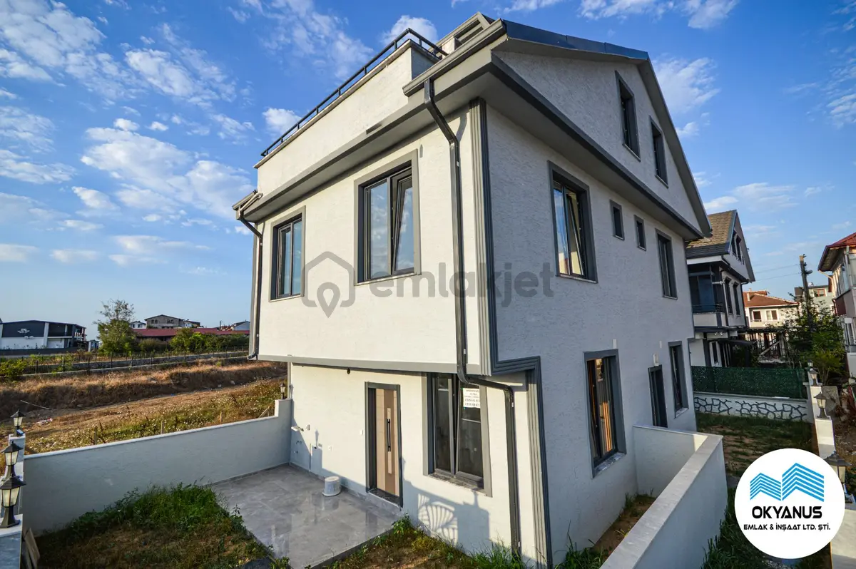 Kocaali De Bahçeli Şık Mutfak Dolaplarıyla 3+1 Villa