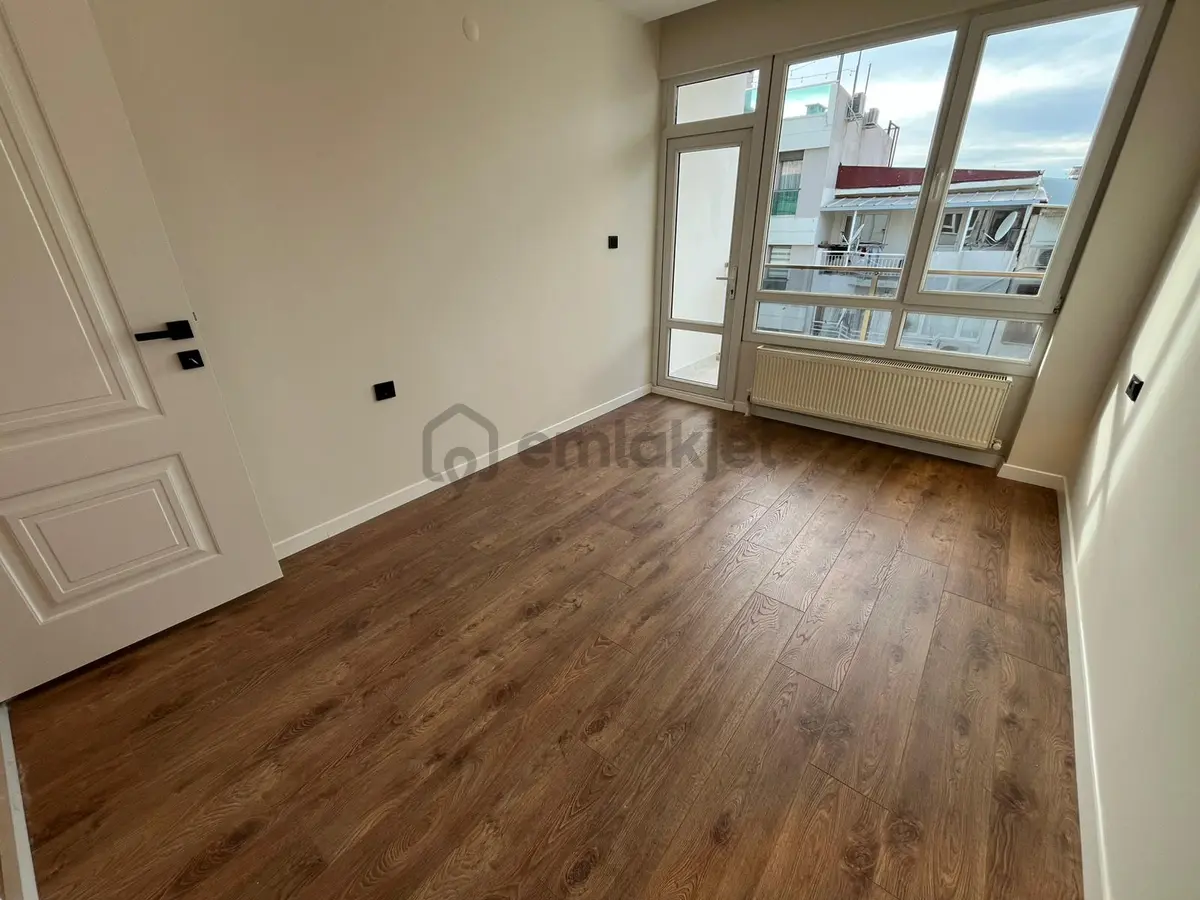 Asil'den Ata Cad. Girişinde 3+1 Lüks Yapılı Çift Cephe Daire - 13