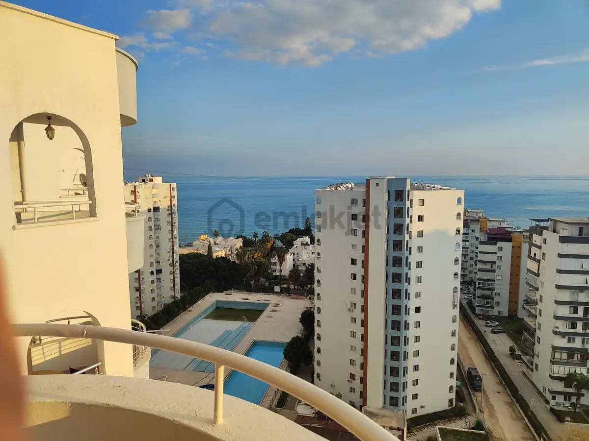 Vega'dan Havuzlu Denize Sıfır Site İçinde Satılık 2+1 Daire