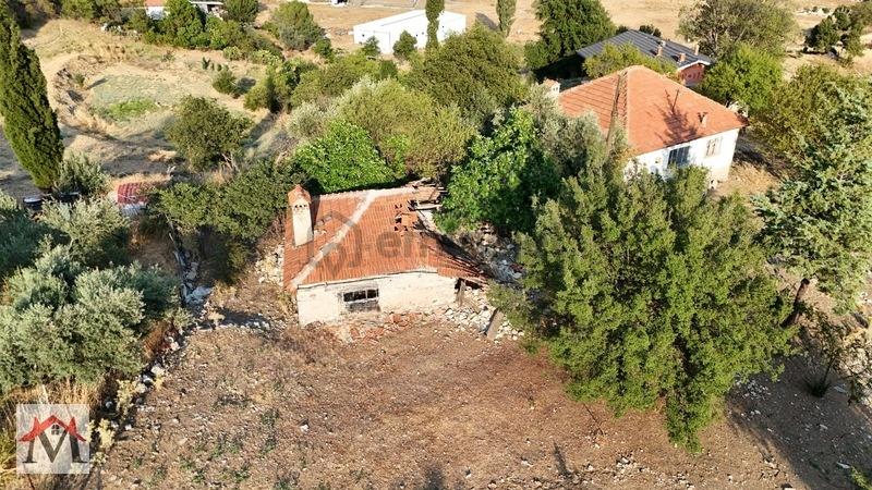 Bucak Kızılsekide İçerisinde 2 Adet Ev Bulunan 4413m2 Tarla