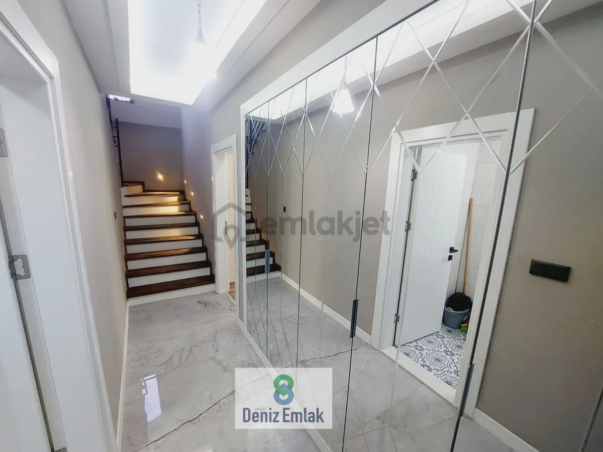 Denizden Akçayda Lüx Tasarım Geniş Verandalı Satılık 4+1 Tripleks Villa. - 4