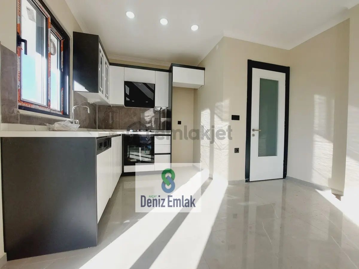 Denizden Akçayda Öncephe Geniş Balkonlu Satılık 2+1 Daire. - 2