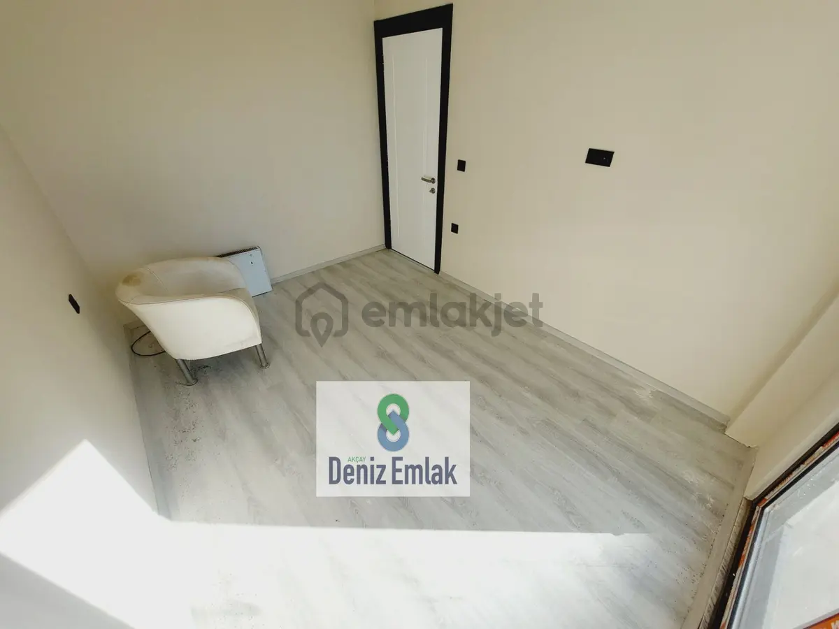 Denizden Akçayda Öncephe Geniş Balkonlu Satılık 2+1 Daire. - 12