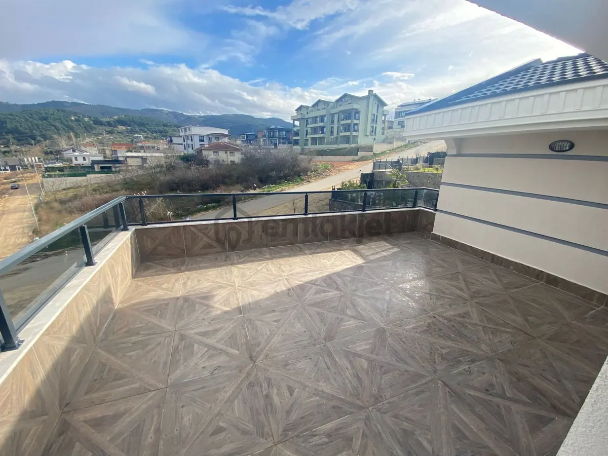 Gümüştepe'de Muhteşem Manzaralı 5+1 Triplex Villa - 12