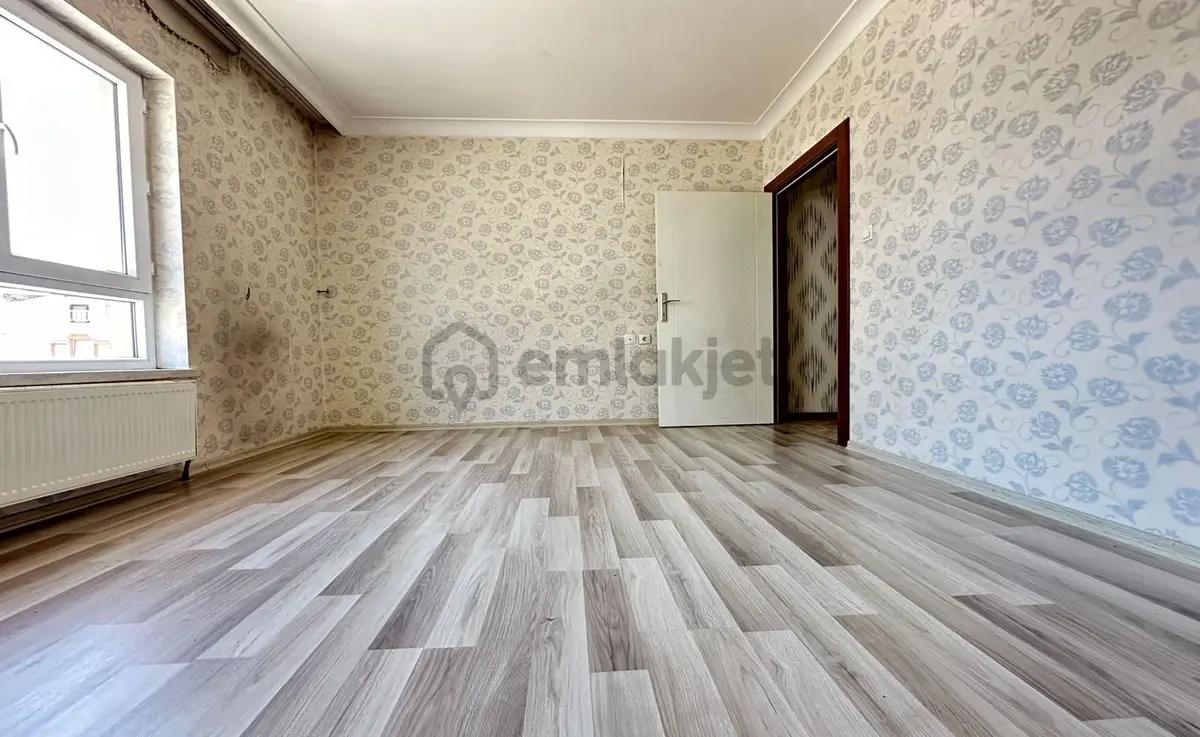 Başkent Caddesi Yakını Ara Kat Yapılı 3+1 - 4